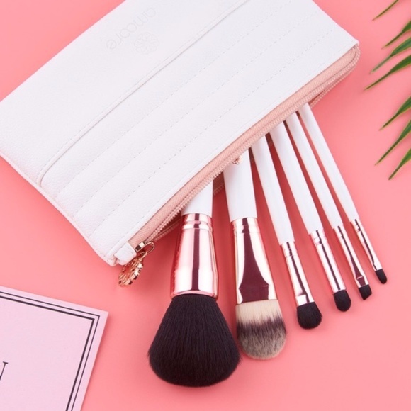 6 Piece Makeup Brush Set + Bag Included 👑 - Picture 3 of 7